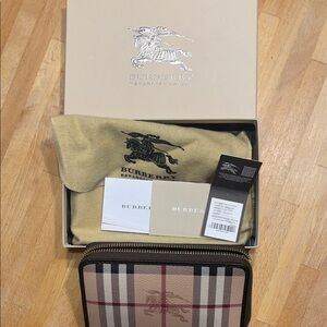 Burberry - Brand new medium zip around wallet organizer